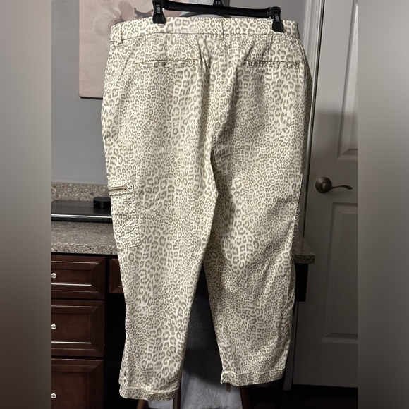 Chico’s leopard crop pants with gold embellishments Chico’s size 3 or size 16 - Picture 2 of 8